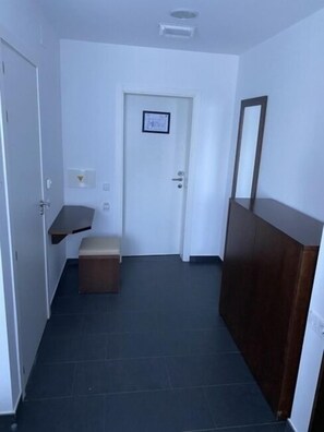 Chambre Simple Standard | Coffres-forts dans les chambres, bureau, Wi-Fi gratuit, draps fournis