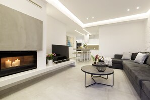 Smart TV, fireplace