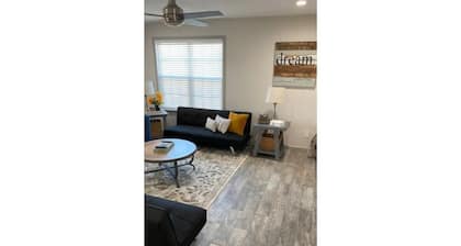DOUBLE DOWN SUITE : Unit A Casino Retreat & Pickleball court