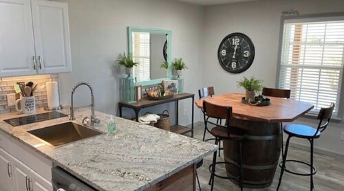 DOUBLE DOWN SUITE : Unit A Casino Retreat & Pickleball court