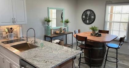 DOUBLE DOWN SUITE : Unit A Casino Retreat & Pickleball court