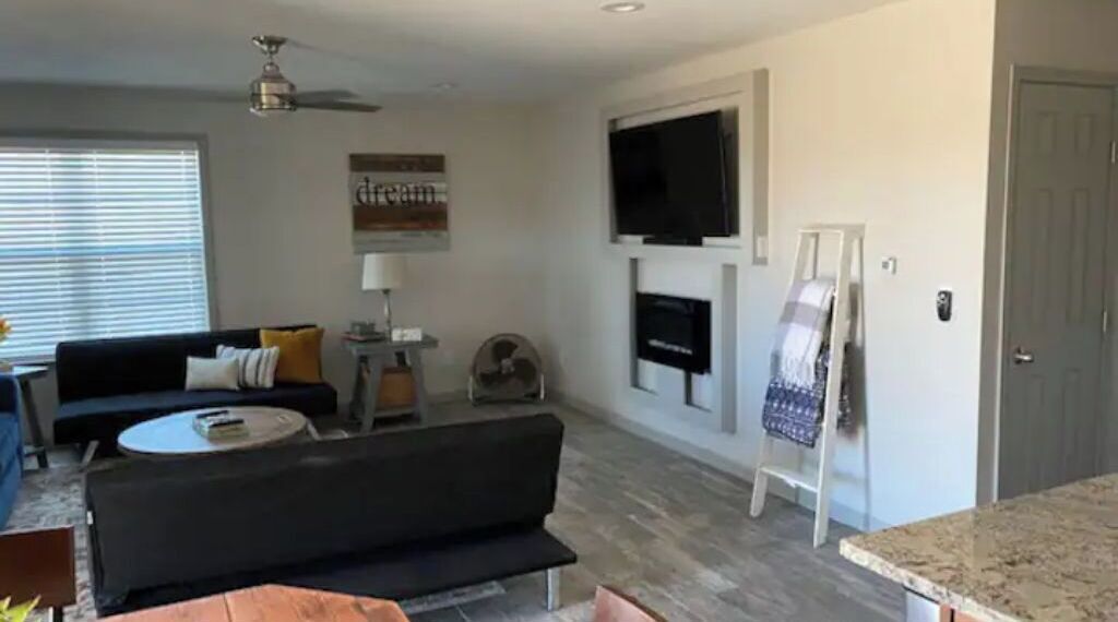 Smart TV, fireplace