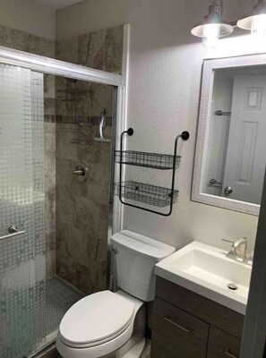 Dusche, Haartrockner, Handtücher, Seife