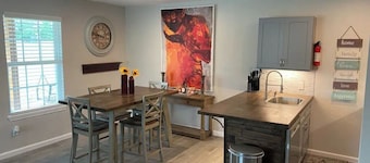 WILD CARD SUITE: Unit B. Casino Retreat & Pickleball court