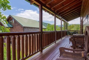 Cabin, 4 Bedrooms | Property grounds