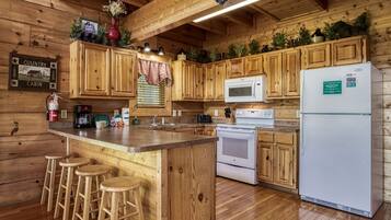 Cabin, 4 Bedrooms | Private kitchen | Fridge, oven, coffee/tea maker, toaster