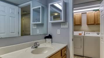 Condo, 2 quartos | Banheiro | Toalhas de banho