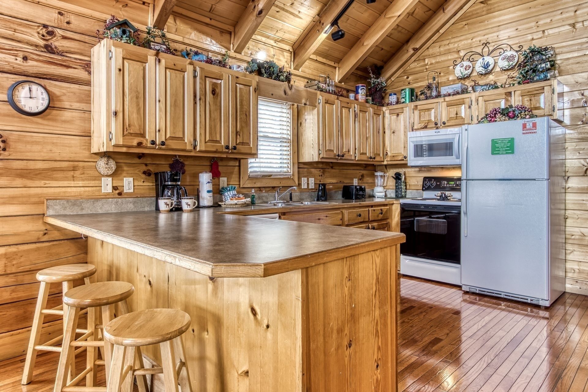 Cabin, 2 Bedrooms | Private kitchen | Fridge, oven, coffee/tea maker, toaster