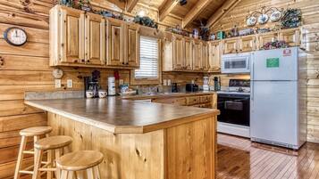 Cabin, 2 Bedrooms | Private kitchen | Fridge, oven, coffee/tea maker, toaster