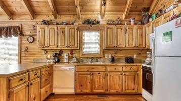 Refrigerador, horno, cafetera/tetera, tostadora