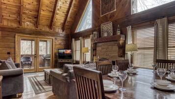 Cabin, 3 Bedrooms | Dining
