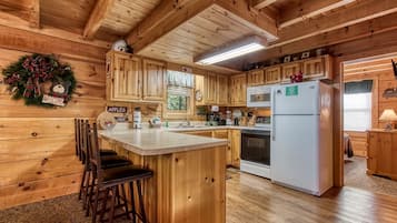 Cabin, 3 Bedrooms | Private kitchen | Fridge, oven, coffee/tea maker, toaster