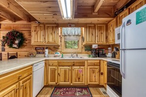 Cabin, 3 Bedrooms | Private kitchen | Fridge, oven, coffee/tea maker, toaster