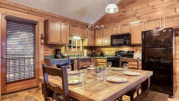 Cabin, 2 Bedrooms | Private kitchen | Coffee/tea maker, fridge, oven, toaster
