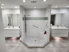 Haartrockner, Handtücher, Toilettenpapier