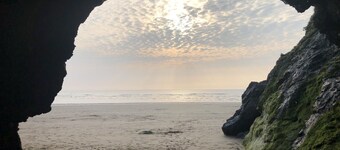 Beautiful hand crafted cottage 5 minutes from sandy beach and rugged coastline!