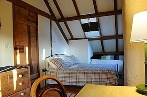 3 bedrooms, desk, iron/ironing board, travel crib