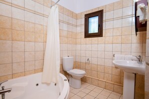 Une salle de bain avec une baignoire, des toilettes et un lavabo.