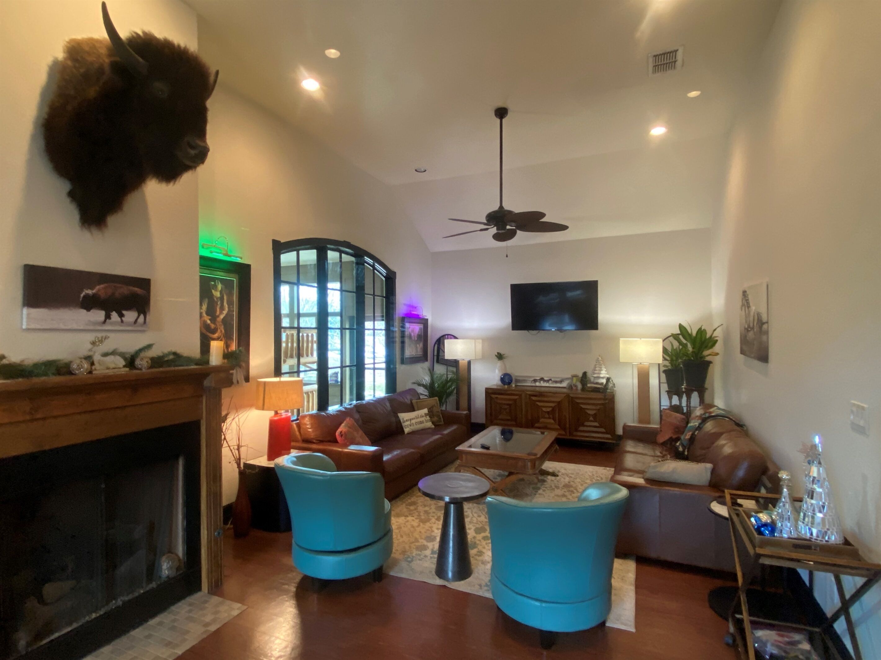 Smart TV, fireplace, Hulu, table tennis