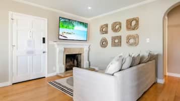 Una Smart TV, una chimenea, una oficina