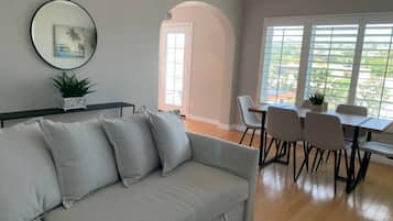 Una Smart TV, una chimenea, una oficina