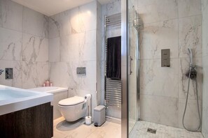 Dusj, hårføner og håndklær