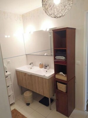 Douche, sèche-cheveux, serviettes fournies, savon