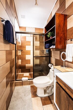 Secadora de cabello, toallas, jabón, papel de baño