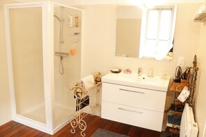 Shower, hair dryer, towels, toilet paper - PENTHOUSE APARTMENT 2MIN FROM MONT SAINT MICHEL BAY (Saint-Jean-le-Thomas)