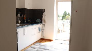 Een koelkast, een microgolfoven, een oven, een kookplaat