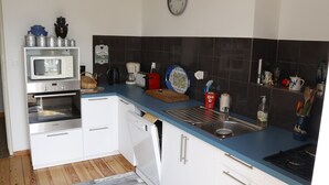 Coffee/tea maker, fridge, microwave, oven
