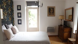 2 bedrooms, iron/ironing board, WiFi (free), bed sheets