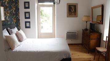 2 slaapkamers, een strijkplank/strijkijzer, gratis wifi, beddengoed