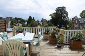 Outdoor dining - PENTHOUSE APARTMENT 2MIN FROM MONT SAINT MICHEL BAY (Saint-Jean-le-Thomas)