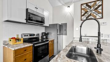 Geladeira, micro-ondas, fogão, cooktop