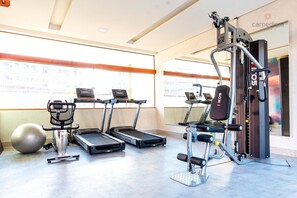 A gym with treadmills, an elliptical, and a Smith machine. - Mana Beach Experience B16 - Carpediem (Ipojuca)