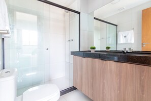 Apartment | Badezimmer | Dusche, Handtücher