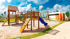 Un'area giochi con struttura per arrampicata, scivoli e recinzione.