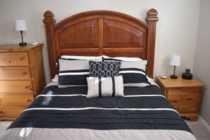3 Schlafzimmer, Schreibtisch, Bügeleisen/Bügelbrett, Reisekinderbett