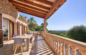 Outdoor dining - Villa in Búger perfect for children with swimming pool, paddle court and large garden (Búger)