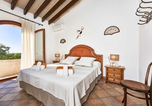3 habitaciones, tabla de planchar con plancha, wifi y ropa de cama 