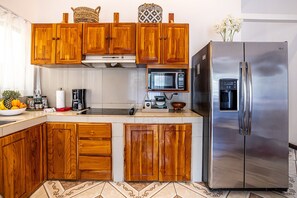 ثلاجة، ميكروويف، ماكينة لصنع القهوة/الشاي، مستلزمات طهي/أطباق/أوعية