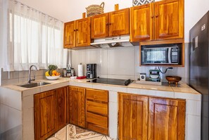 Een koelkast, een magnetron, een koffiezetapparaat/waterkoker