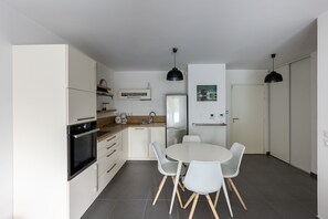 Réfrigérateur, micro-ondes, four, lave-vaisselle