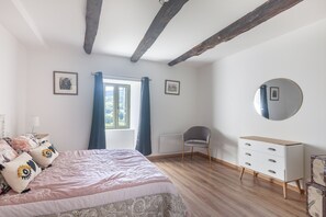 4 chambres, fer et planche à repasser, accès au Wi-Fi (inclus)