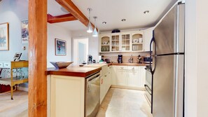 Condo, 2 Bedrooms | Private kitchen | Fridge, oven, coffee/tea maker, toaster