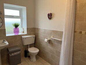 Bathroom - Pier View House (Ballyconneely)