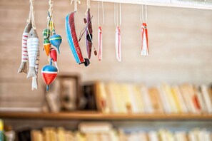A collection of colorful fishing floats hanging from a ceiling. - Le Chalet du Carla - SPA - Riverfront (Castelnau-de-Lévis)