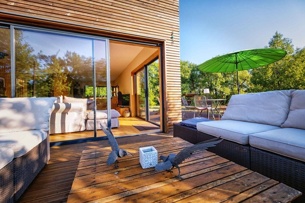 Large terrace with garden furniture and outdoor table - Large wooded grounds - Garden furniture amongst the oak trees - Private parking on the property - Inflatable spa available from April to October.