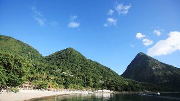 Tæt på stranden, liggestole, badehåndklæder